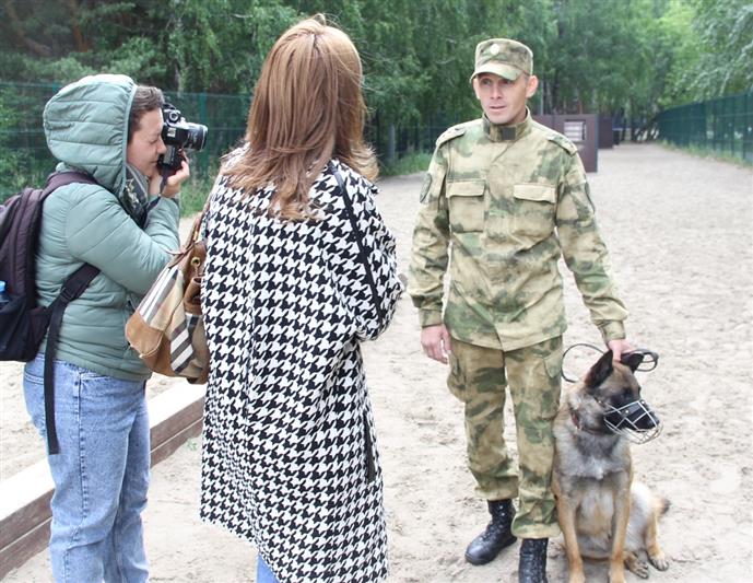 В Тюмени кинологи Росгвардии рассказали о своей службе  журналистам регионального издания