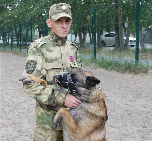 В Тюмени кинологи Росгвардии рассказали о своей службе  журналистам регионального издания