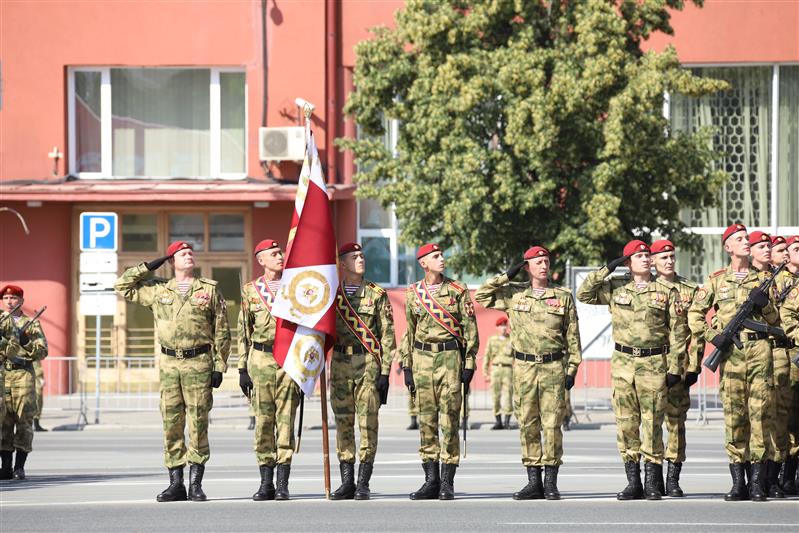 Военнослужащие Росгвардии приняли участие в параде Победы в Новосибирске