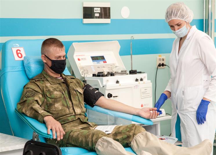 В Тюмени кинологи Росгвардии поздравили с профессиональным праздником медицинских работников