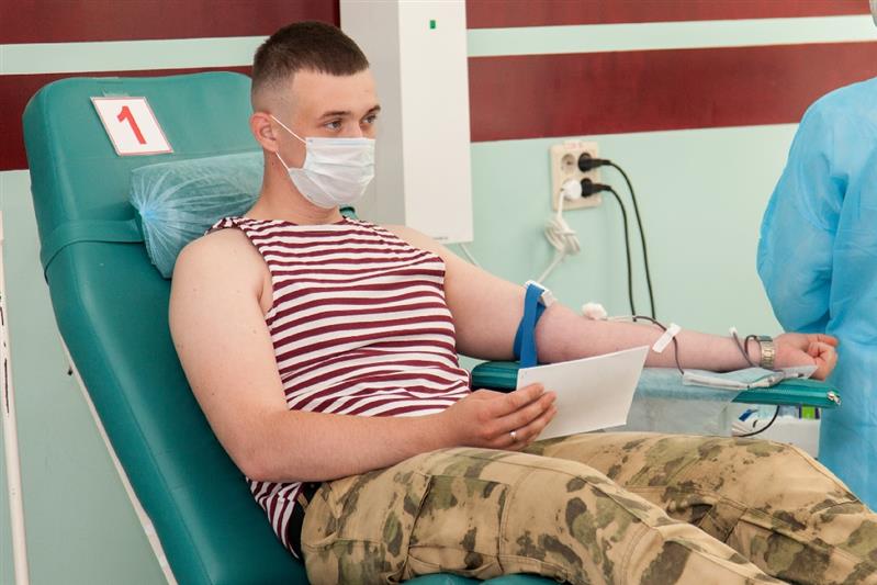 В Тюмени кинологи Росгвардии поздравили с профессиональным праздником медицинских работников