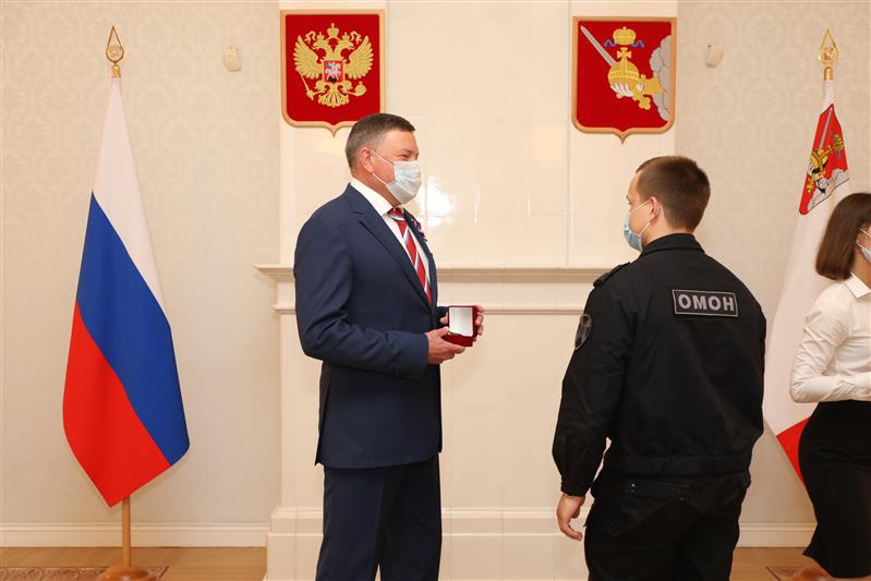 Губернатор Вологодской области вручил награду сотруднику ОМОН за спасение погибавшего