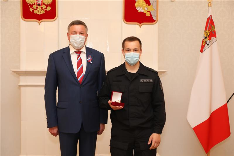 Губернатор Вологодской области вручил награду сотруднику ОМОН за спасение погибавшего