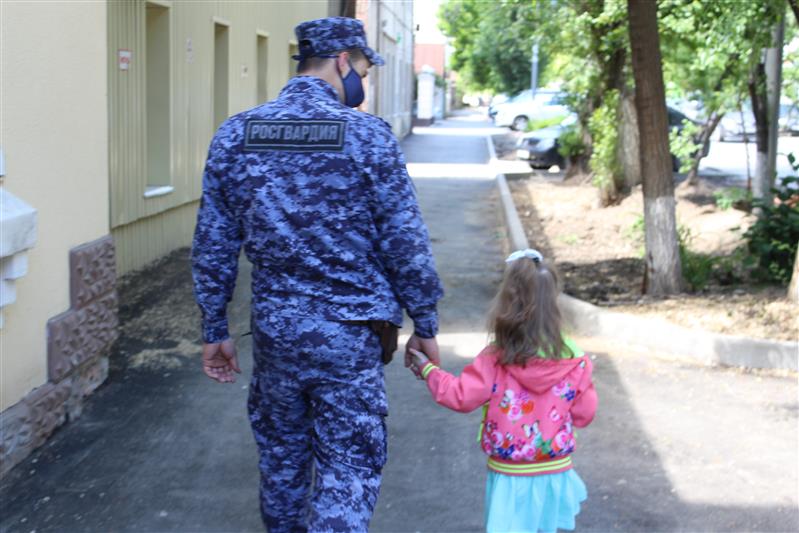 В Саратовской области сотрудники Росгвардии вернули родителям потерявшегося ребенка