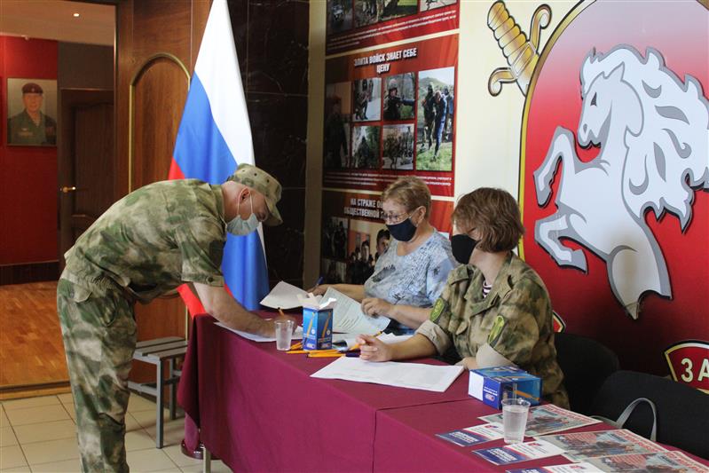Военнослужащие и сотрудники Южного округа Росгвардии принимают участие в голосовании по поправкам в Конституцию России