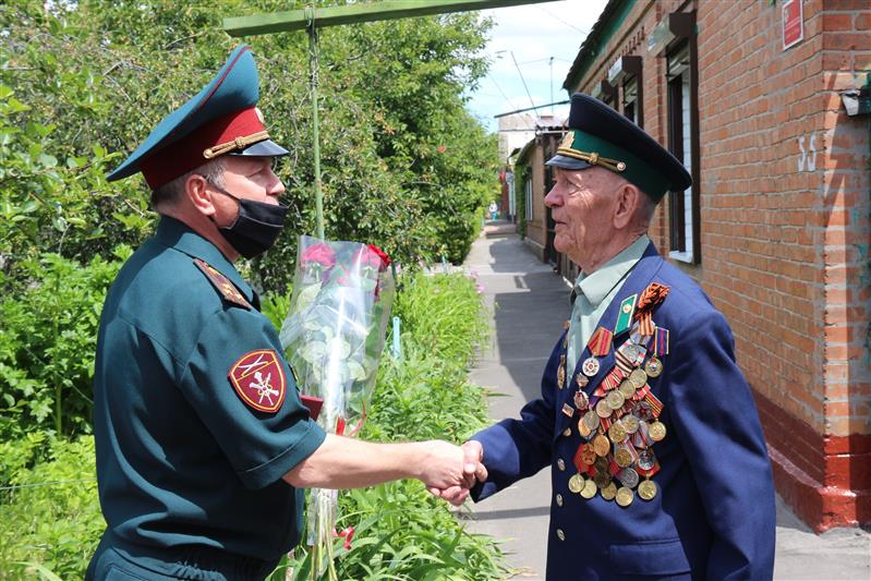 В Ростове-на-Дону росгвардейцы поздравили с 95-летним юбилеем ветерана-фронтовика Петра Павловича Голышкина