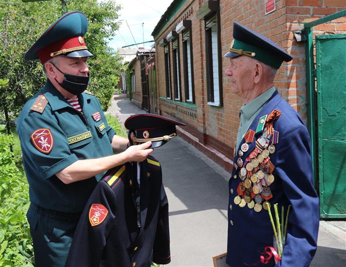 В Ростове-на-Дону росгвардейцы поздравили с 95-летним юбилеем ветерана-фронтовика Петра Павловича Голышкина