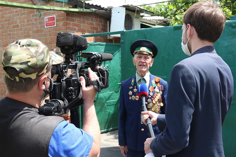 В Ростове-на-Дону росгвардейцы поздравили с 95-летним юбилеем ветерана-фронтовика Петра Павловича Голышкина