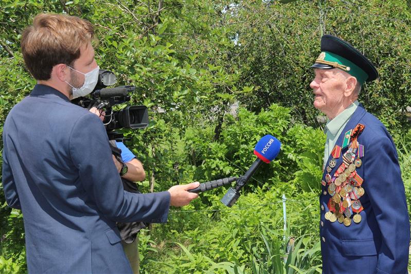 В Ростове-на-Дону росгвардейцы поздравили с 95-летним юбилеем ветерана-фронтовика Петра Павловича Голышкина