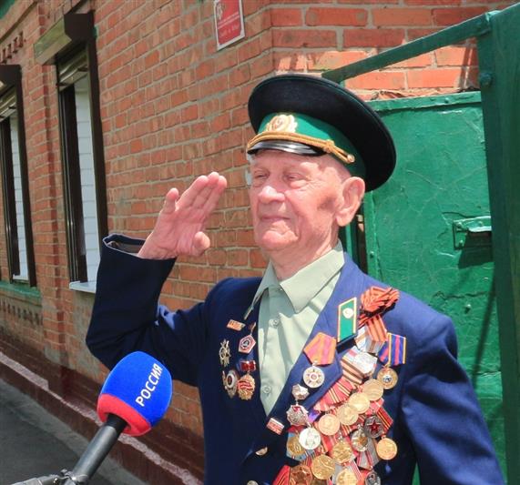 В Ростове-на-Дону росгвардейцы поздравили с 95-летним юбилеем ветерана-фронтовика Петра Павловича Голышкина