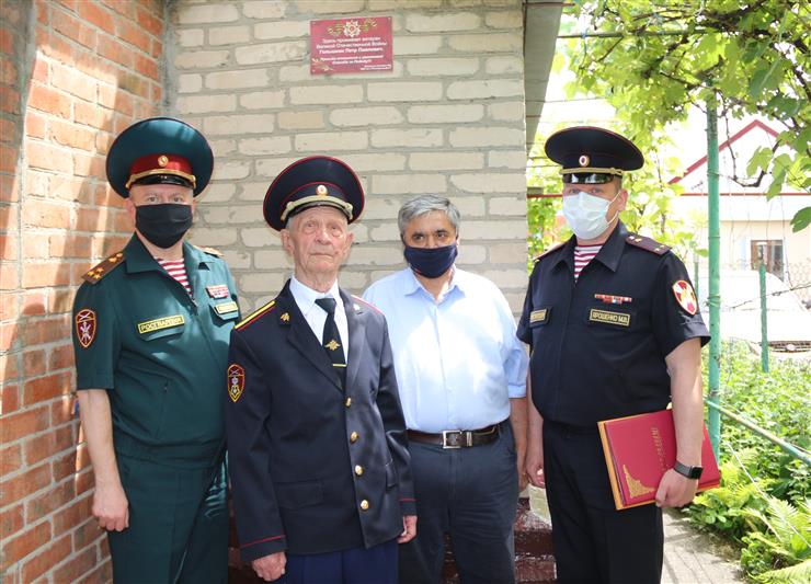 В Ростове-на-Дону росгвардейцы поздравили с 95-летним юбилеем ветерана-фронтовика Петра Павловича Голышкина