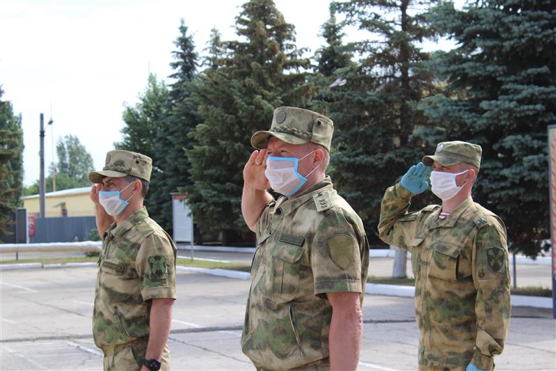 Командующий Приволжским округом Росгвардии торжественно вручил саратовским росгвардейцам ключи от служебных автомобилей и квартир