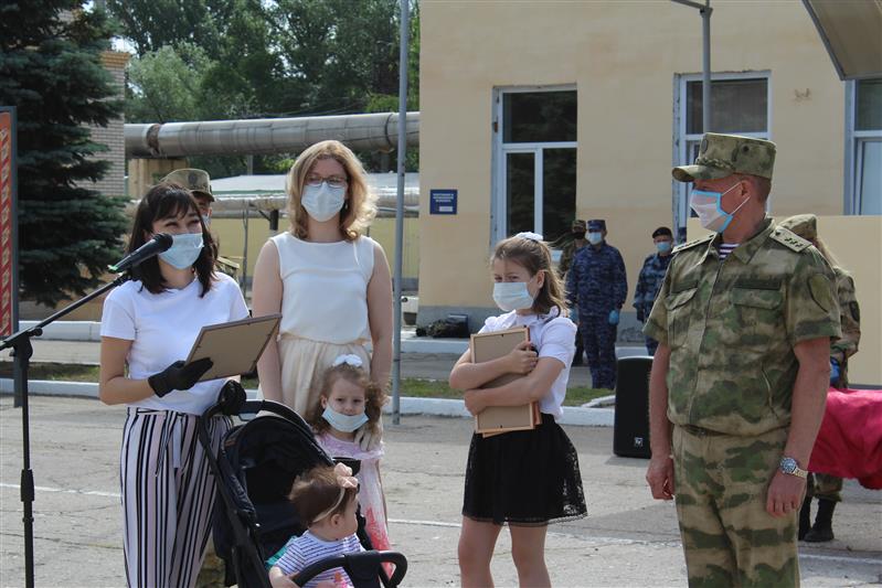Командующий Приволжским округом Росгвардии торжественно вручил саратовским росгвардейцам ключи от служебных автомобилей и квартир