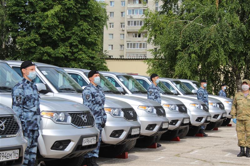 Командующий Приволжским округом Росгвардии торжественно вручил саратовским росгвардейцам ключи от служебных автомобилей и квартир