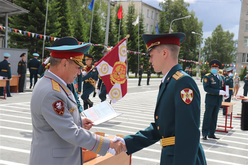 В Новосибирском военном институте имени генерала армии И.К. Яковлева войск национальной гвардии Российской Федерации прошли торжественные мероприятия в честь выпуска молодых офицеров