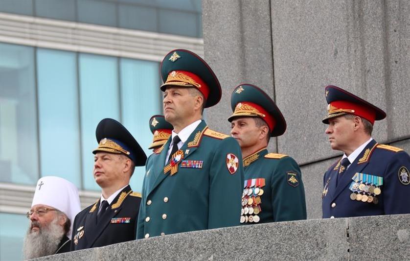 Военнослужащие Росгвардии прошли торжественным маршем на параде Победы в Екатеринбурге