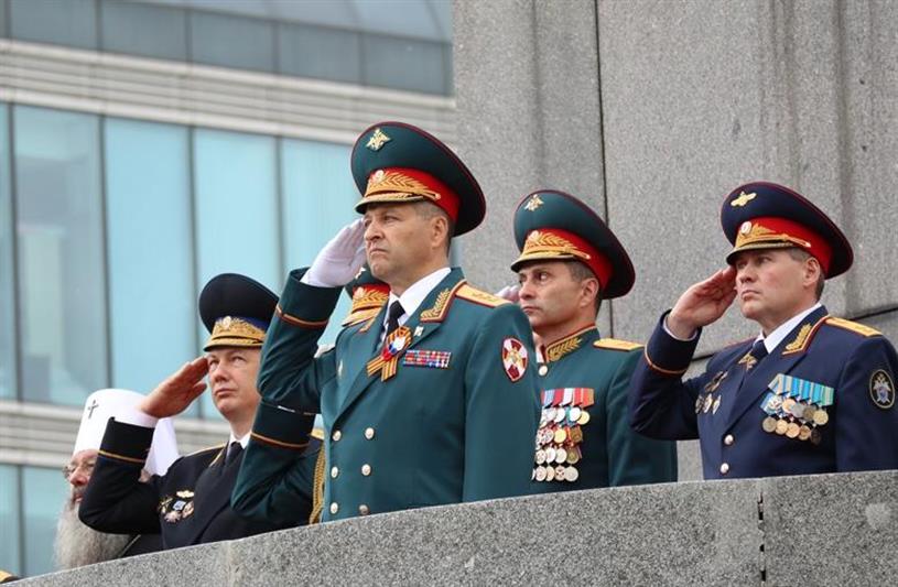 Военнослужащие Росгвардии прошли торжественным маршем на параде Победы в Екатеринбурге