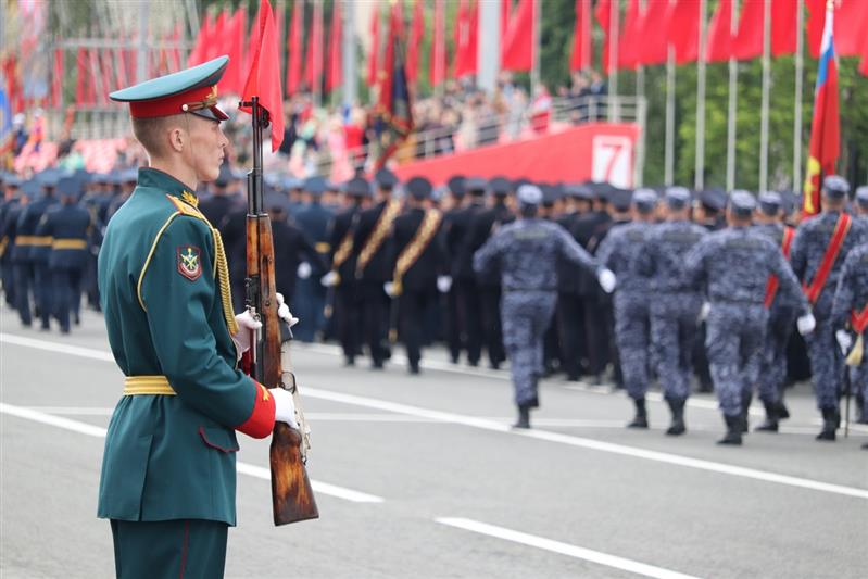 Сотрудники и военнослужащие Росгвардии стали участниками парада Победы на самой большой площади Европы 