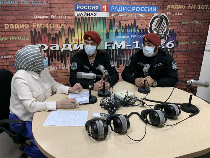 В Чеченской Республике офицеры СОБР стали участниками радиопередачи