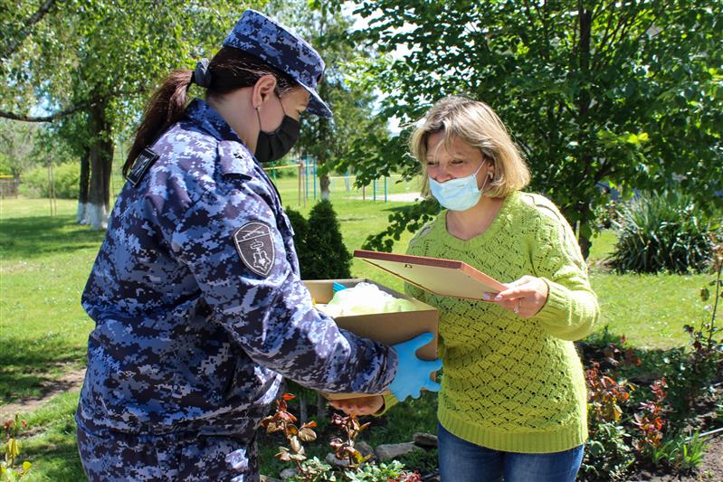 На Ставрополье в День защиты детей сотрудники Росгвардии посетили подшефную школу-интернат 