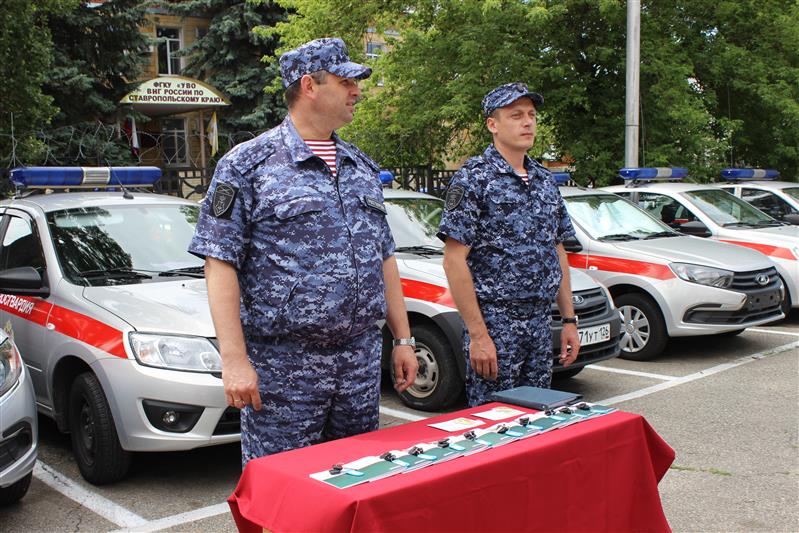 На Ставрополье сотрудникам вневедомственной охраны Росгвардии вручили ключи от новых служебных автомобилей
