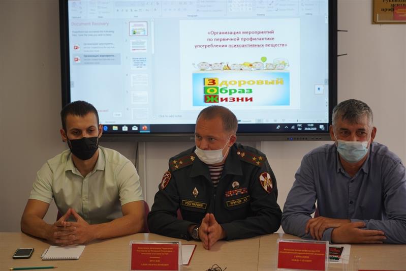 В Грозном росгвардейцы приняли участие в круглом столе, приуроченном к Международному дню борьбы с наркоманией