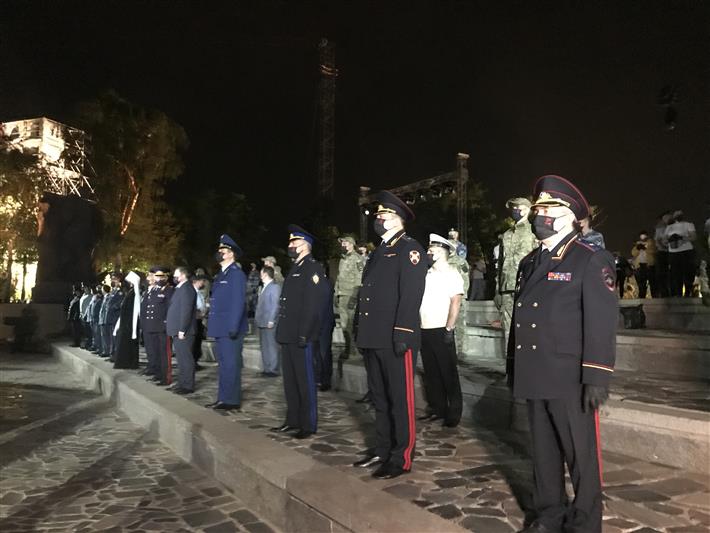 В Волгограде сотрудники Росгвардии зажгли Свечи памяти на Мамаевом Кургане