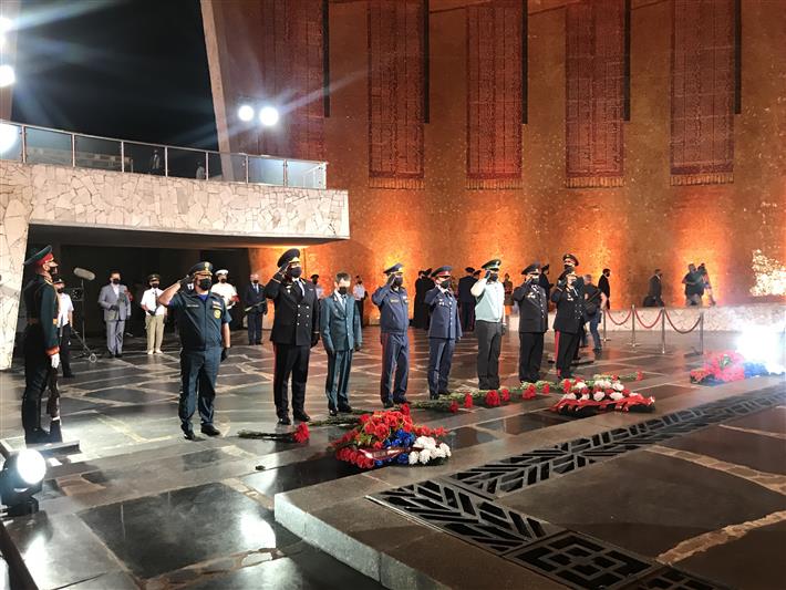 В Волгограде сотрудники Росгвардии зажгли Свечи памяти на Мамаевом Кургане