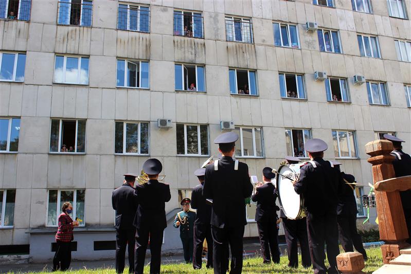В Челябинске оркестр Росгвардии поздравил  маленьких пациентов с праздником детства мини-концертом (видео)
