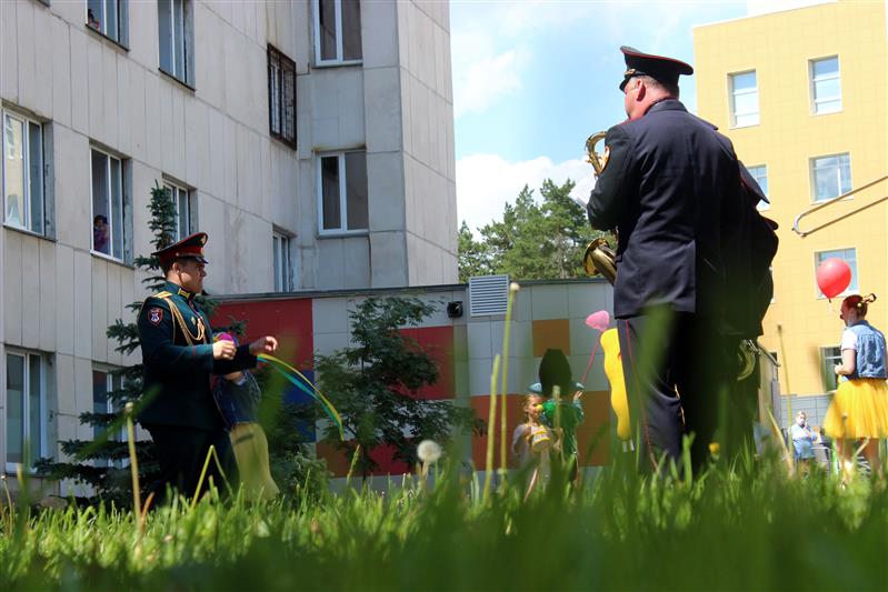 В Челябинске оркестр Росгвардии поздравил  маленьких пациентов с праздником детства мини-концертом (видео)