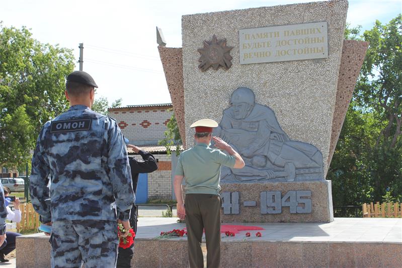 В преддверии Дня памяти и скорби заместитель начальника Управления Росгвардии по Челябинской области вместе с командирами и бойцами спецподразделений ведомства приняли участие в высадке «Сада Победы и Памяти»