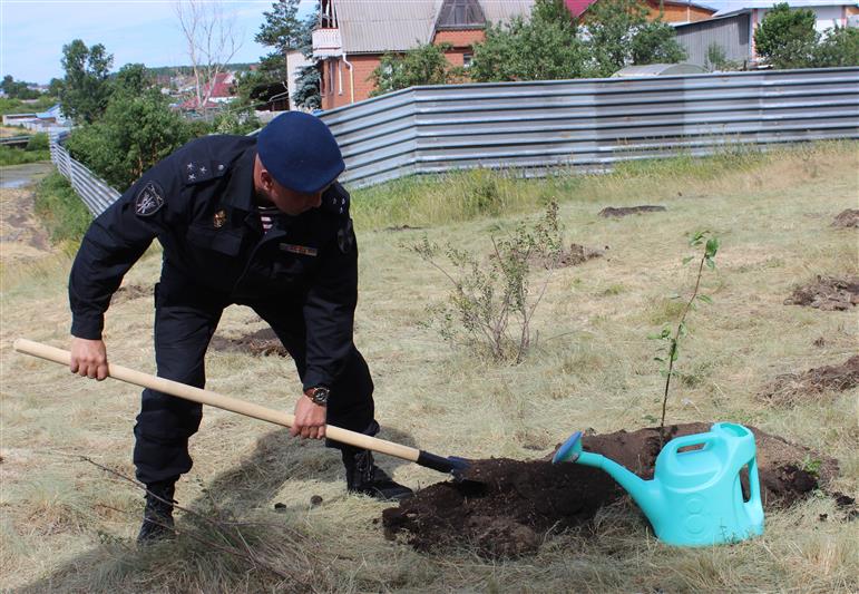 В преддверии Дня памяти и скорби заместитель начальника Управления Росгвардии по Челябинской области вместе с командирами и бойцами спецподразделений ведомства приняли участие в высадке «Сада Победы и Памяти»