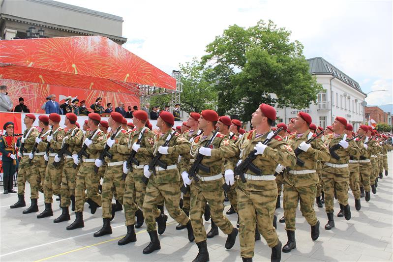 Военнослужащие и сотрудники Северо-Кавказского округа Росгвардии приняли участие в Парадах Победы (фото)