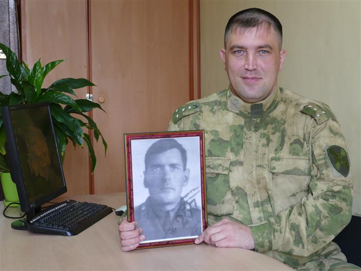 В Иркутске в рамках ведомственной акции «Автографы Победы» офицер Росгвардии рассказал о своём дедушке - участнике Великой Отечественной войны