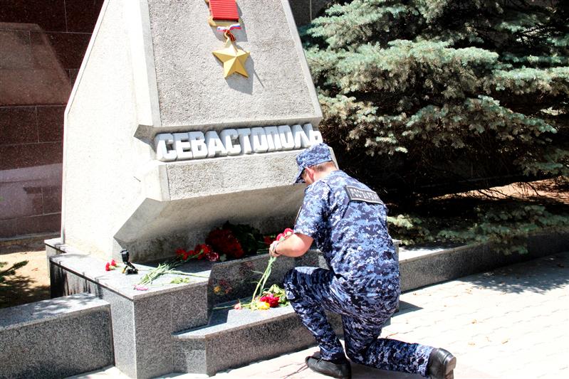 Севастопольские росгвардейцы участвуют во всероссийской акции «Георгиевская ленточка»
