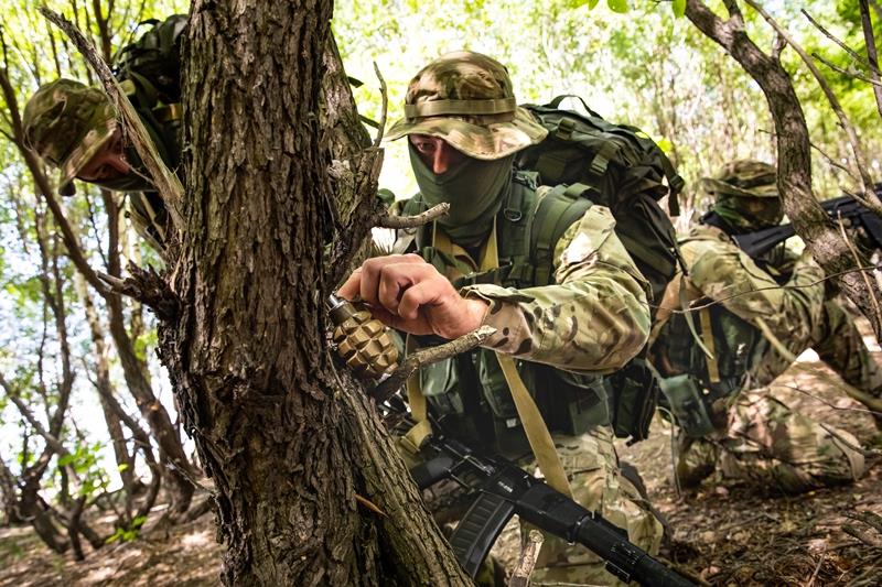 В преддверии Дня России бойцы челябинского ОМОН провели полевой выход 