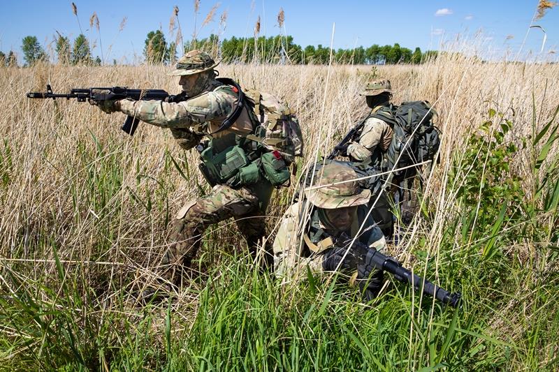 В преддверии Дня России бойцы челябинского ОМОН провели полевой выход 