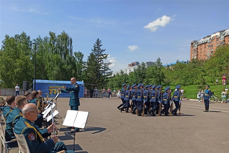 Оркестр красноярского соединения Росгвардии поддержал акцию «Победный марш»