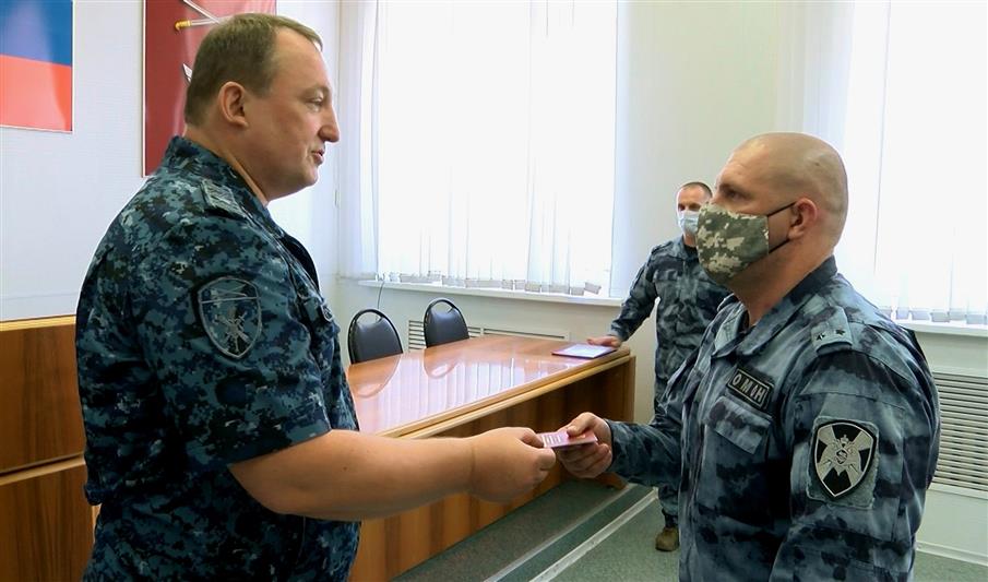 В Волгограде начальник территориального управления Росгвардии вручил сотруднику ОМОН государственную награду