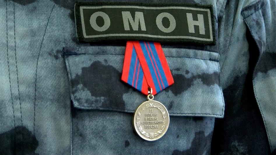 В Волгограде начальник территориального управления Росгвардии вручил сотруднику ОМОН государственную награду