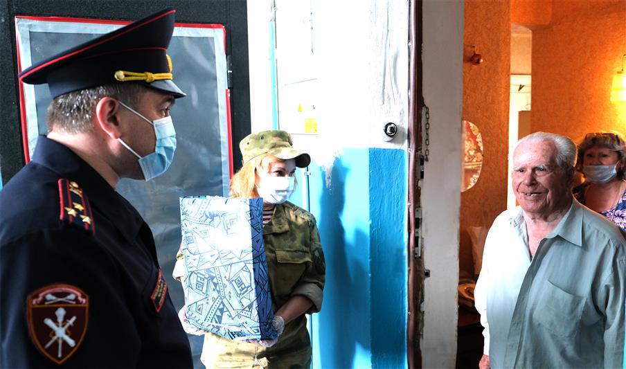 В Орле начальник управления Росгвардии поздравил ветерана Великой Отечественной войны с Днем рождения