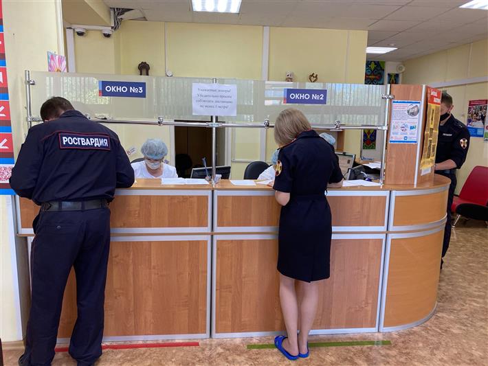 В преддверии Всемирного дня донора сотрудники вневедомственной охраны по Республике Коми приняли участие в добровольной сдаче крови