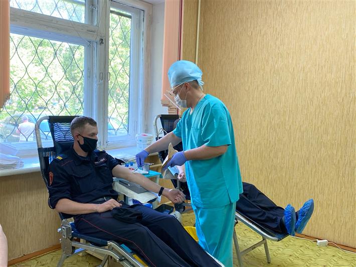 В преддверии Всемирного дня донора сотрудники вневедомственной охраны по Республике Коми приняли участие в добровольной сдаче крови
