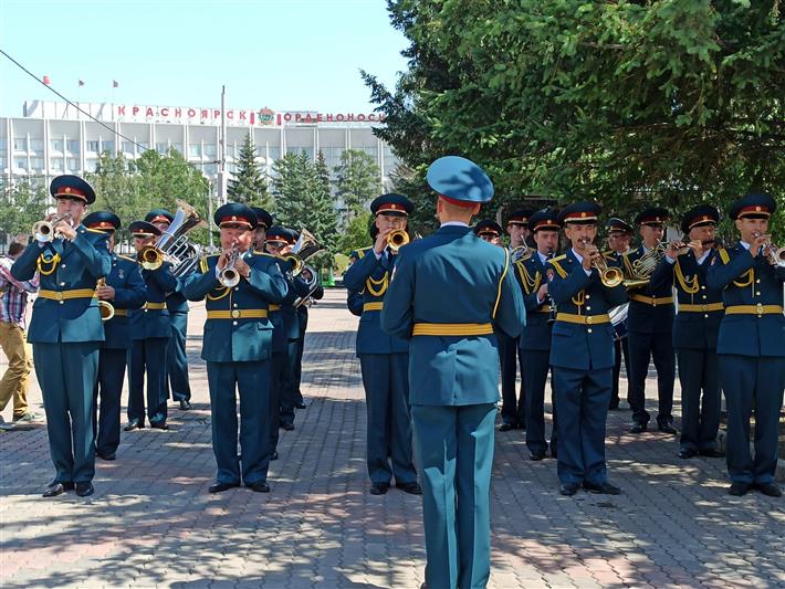Оркестр красноярского соединения Росгвардии поддержал акцию «Победный марш»