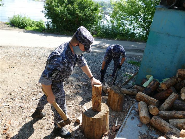 В Иркутске сотрудники и военнослужащие Росгвардии оказали необходимую помощь 94-летней бабушке, ветерану Великой Отечественной войны