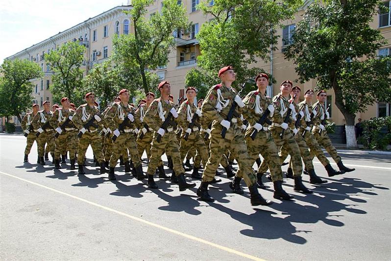 Под руководством командующего Южным округом Росгвардии Героя России генерал-полковника Олега Козлова сотрудники ведомства приняли участие в торжественных мероприятиях в честь 75-летия Великой Победы (фото)