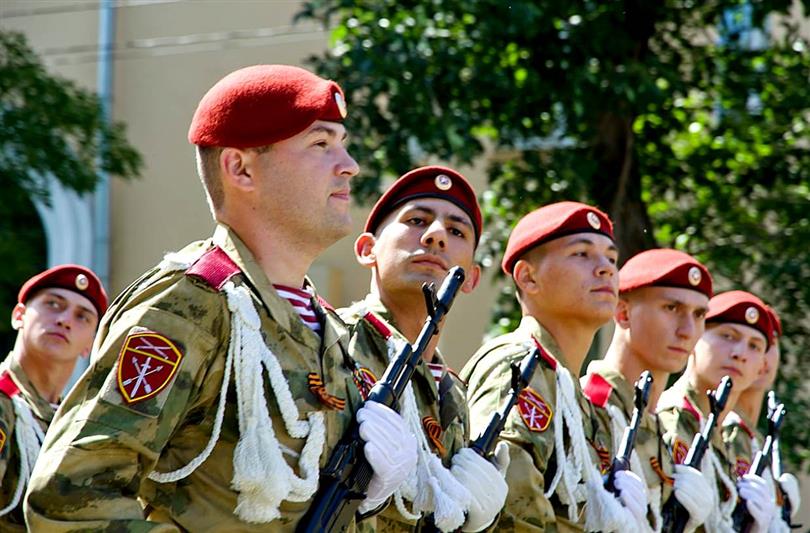 Под руководством командующего Южным округом Росгвардии Героя России генерал-полковника Олега Козлова сотрудники ведомства приняли участие в торжественных мероприятиях в честь 75-летия Великой Победы (фото)
