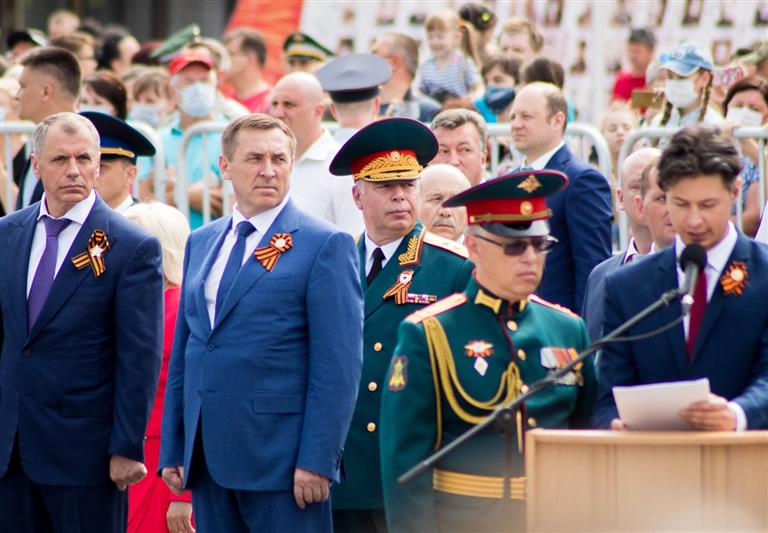 Под руководством командующего Южным округом Росгвардии Героя России генерал-полковника Олега Козлова сотрудники ведомства приняли участие в торжественных мероприятиях в честь 75-летия Великой Победы (фото)