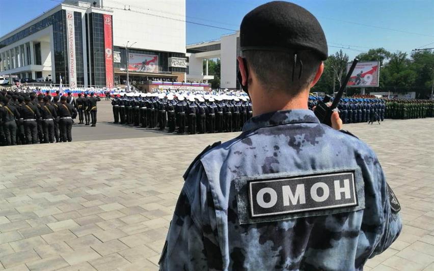 Под руководством командующего Южным округом Росгвардии Героя России генерал-полковника Олега Козлова сотрудники ведомства приняли участие в торжественных мероприятиях в честь 75-летия Великой Победы (фото)