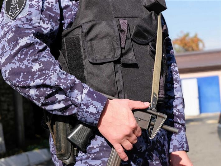 В Барнауле сотрудники Росгвардии задержали подозреваемого за совершение преступления 